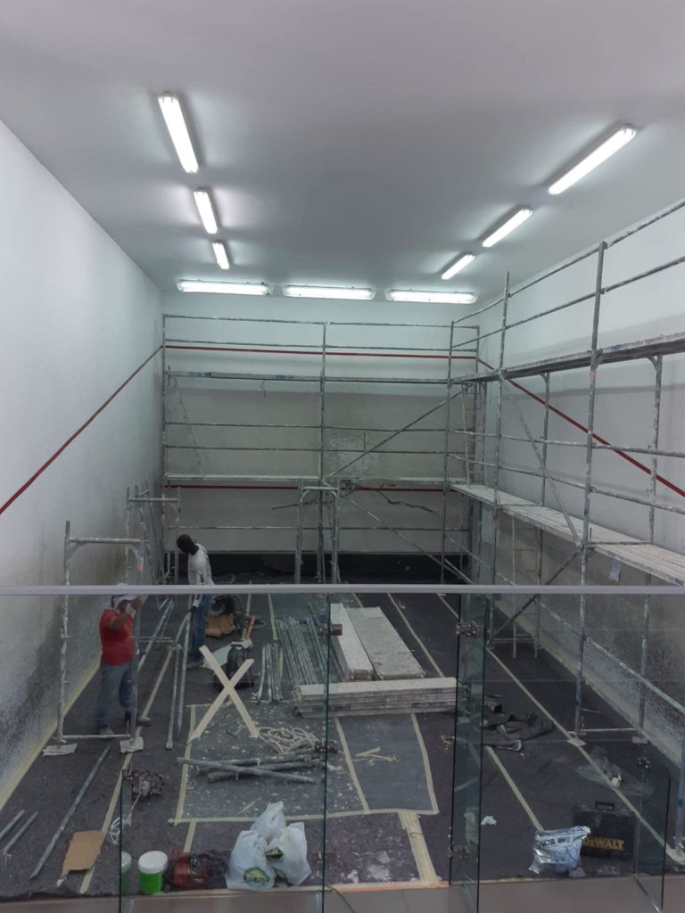 🛠 Desde el día de ayer, se están  desarrollando trabajos de reparación y mejora de la pista de squash de la zona de raquetas municipal.