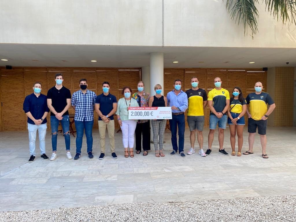 🤾‍♂️ Ribera Salud y el Hospital Universitario de Torrevieja renuevan su compromiso con el Balonmano Playa.