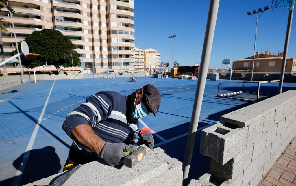 🛠 Se inicia la remodelación de la pista polideportiva⚽️🏀 de La Mata.