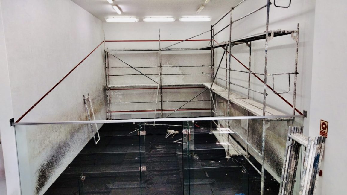 (Español) 🛠 Desde hoy, comienzan los trabajos de reparación y mejora de la pista de SQUASH de la Zona de Raquetas Municipal: