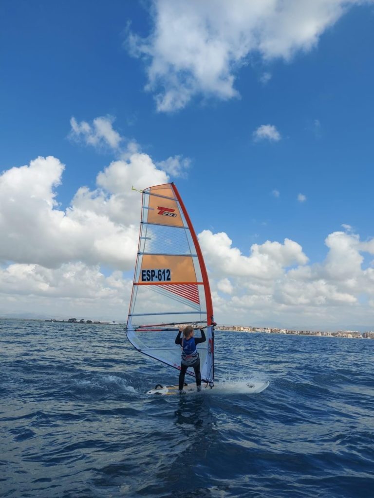 💪 🥉 Ilya Stepanov y Adriana Castro terceros en sub-17 en el Campeonato Autonómico de Windsurf & IQFoil en Santa Pola 💪