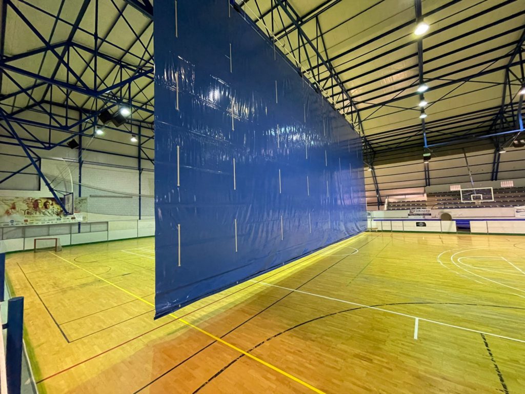 👷‍♀️Desde el pasado lunes, el Pabellón Cecilio Gallego de Torrevieja, cuenta con una nueva lona de separación entre pistas deportivas.👏🏻👏🏻👏🏻