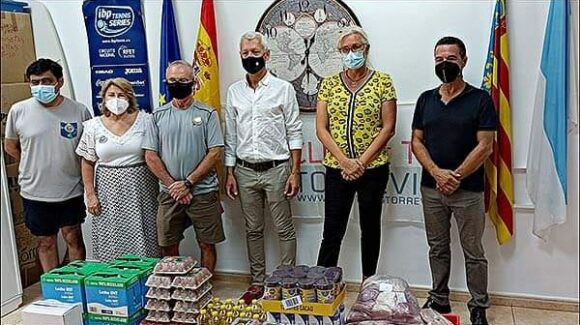 (Español) El Club de Tenis Torrevieja Los Balcones hizo entrega de 200 kg de alimentos a la asociación ASILA (Español) El Club de Tenis Torrevieja Los Balcones hizo entrega de 200 kg de alimentos a la asociación ASILA