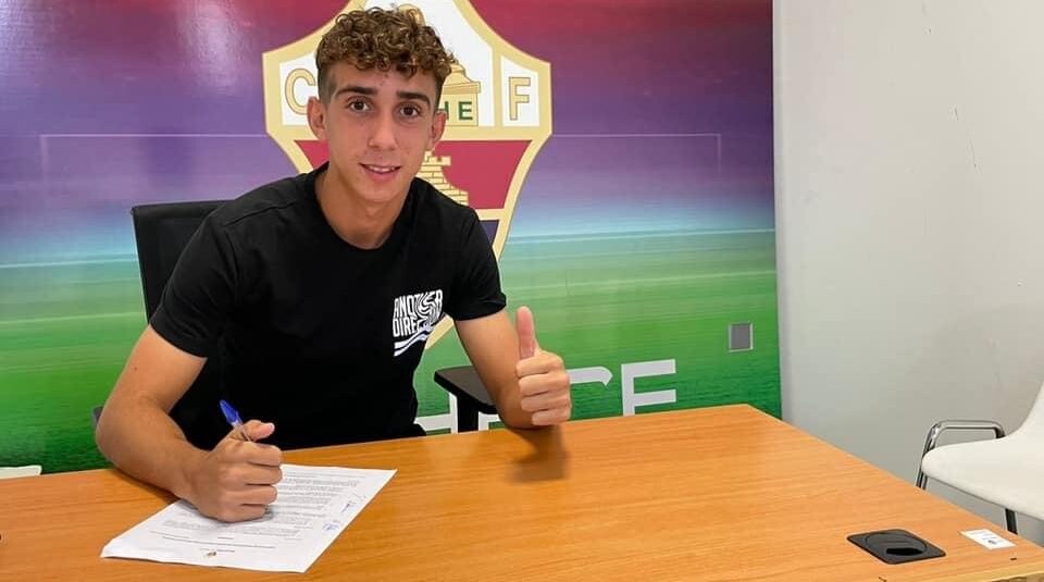 »Corco», firma su primer contrato como profesional en el Elche CF Juvenil B »Corco», firma su primer contrato como profesional en el Elche CF Juvenil B