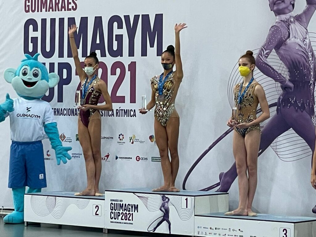 🔝Lucía Leshan Cañas, logró hacerse con la medalla de oro 🥇en el aparato de aro, la plata en mazas, cinta y en la clasificación general de la categoría Junior non Fig en el Torneo Internacional Guimagym Cup