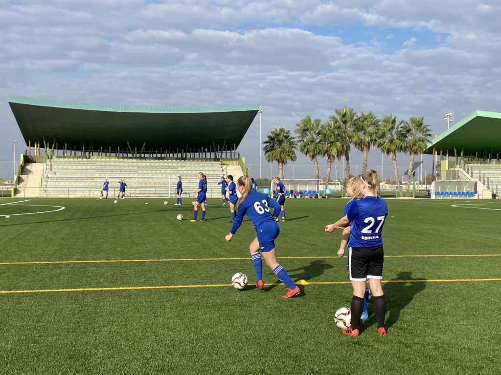 ⚽️El equipo femenino de fútbol, Aaneskosken Huima, sub-18 abre la nueva temporada de Turismo Deportivo en Torrevieja Sports City.
