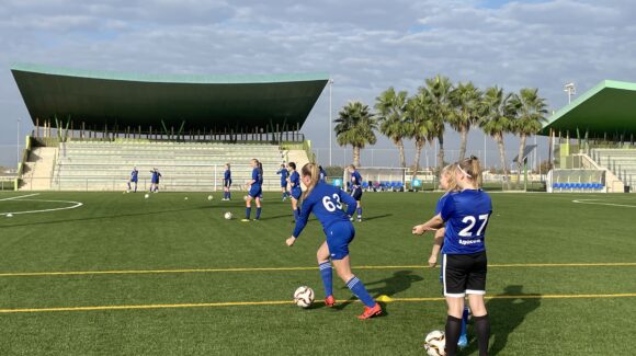 (Español) ⚽️El equipo femenino de fútbol, Aaneskosken Huima, sub-18 abre la nueva temporada de Turismo Deportivo en Torrevieja Sports City. (Español) ⚽️El equipo femenino de fútbol, Aaneskosken Huima, sub-18 abre la nueva temporada de Turismo Deportivo en Torrevieja Sports City.