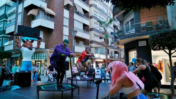 (Español) Asistentes disfrutan de ejercicio y diversión con el Jumping sangriento
