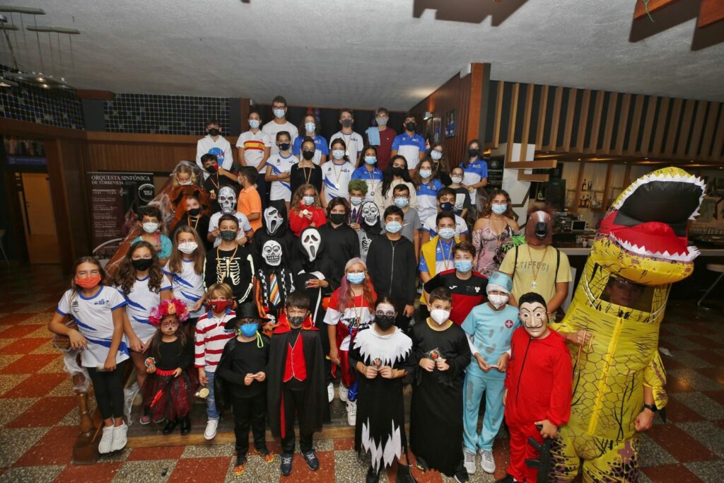 EL RCN TORREVIEJA CELEBRÓ HALLOWEEN CON REGATAS DE VELA Y REMO “ATERRADORAS”