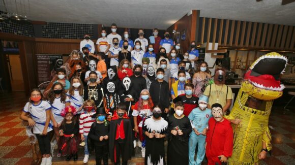 (Español) EL RCN TORREVIEJA CELEBRÓ HALLOWEEN CON REGATAS DE VELA Y REMO “ATERRADORAS”