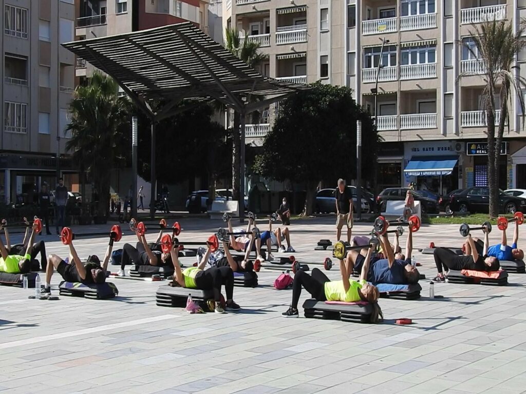 LA PLAZA ENCARNACIÓN PUCHOL SE CONVIRTIÓ EN UN GIMNASIO ABIERTO CON LAS ACTIVIDADES DEL PROGRAMA DEPORTE Y SALUD PARA TODOS