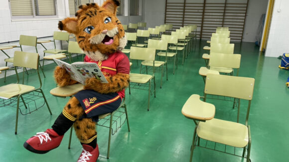 (Español) 📹La Guerrera Lola visita los coles de Torrevieja. (Español) 📹La Guerrera Lola visita los coles de Torrevieja.