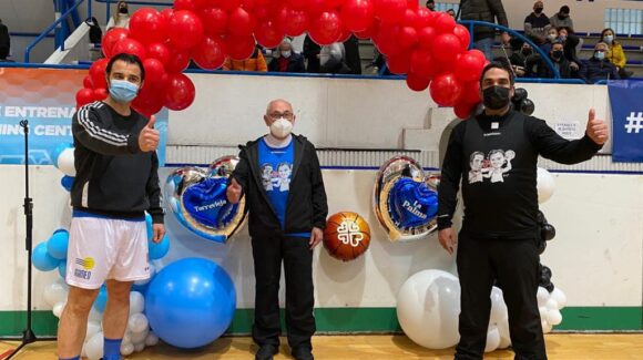(Español) EL PARTIDO SOLIDARIO AMIGOS DEL CURA VS AMIGOS DEL ALCALDE RECAUDA 4.555 EUROS PARA LA PALMA (Español) EL PARTIDO SOLIDARIO AMIGOS DEL CURA VS AMIGOS DEL ALCALDE RECAUDA 4.555 EUROS PARA LA PALMA
