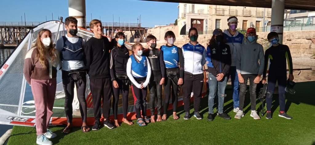 PILAR LAMADRID OFRECE UN CLINIC AL EQUIPO DE WINDSURF DEL RCNT