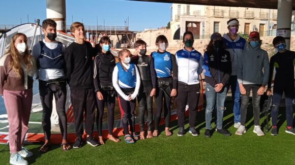 (Español) PILAR LAMADRID OFRECE UN CLINIC AL EQUIPO DE WINDSURF DEL RCNT (Español) PILAR LAMADRID OFRECE UN CLINIC AL EQUIPO DE WINDSURF DEL RCNT