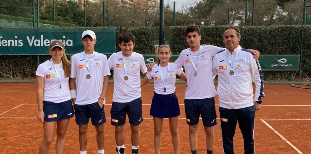 EL EQUIPO CADETE, DEL CLUB DE TENIS TORREVIEJA, GANA EL CAMPEONATO DE LA FEDERACIÓN DE TENIS DE LA COMUNIDAD VALENCIANA. EL EQUIPO CADETE, DEL CLUB DE TENIS TORREVIEJA, GANA EL CAMPEONATO DE LA FEDERACIÓN DE TENIS DE LA COMUNIDAD VALENCIANA.