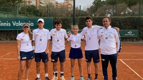 (Español) EL EQUIPO CADETE, DEL CLUB DE TENIS TORREVIEJA, GANA EL CAMPEONATO DE LA FEDERACIÓN DE TENIS DE LA COMUNIDAD VALENCIANA.