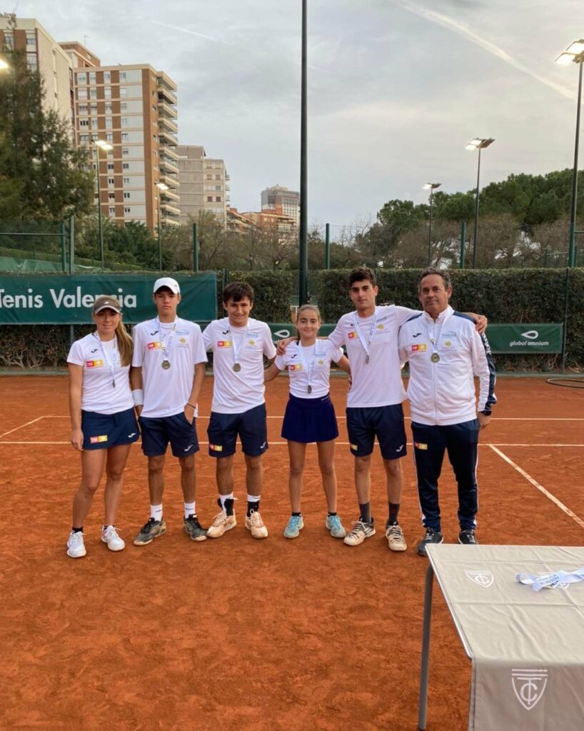 EL EQUIPO CADETE, DEL CLUB DE TENIS TORREVIEJA, GANA EL CAMPEONATO DE LA FEDERACIÓN DE TENIS DE LA COMUNIDAD VALENCIANA.