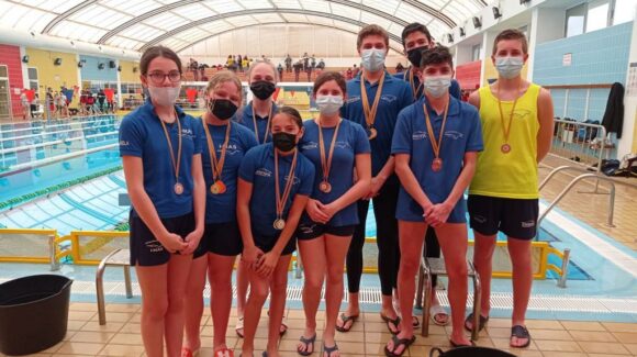 (Español) EL CLUB IMÁS CONSIGUE 6 MEDALLAS EN EL CAMPEONATO AUTONÓMICO INFANTIL Y CADETE DE NATACIÓN CON ALETAS