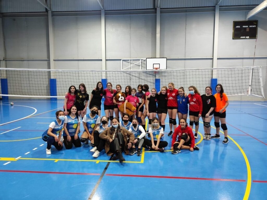 ✅ Victoria de las infantiles y empate para las cadetes de la Escuela Municipal de Voleibol Torrevieja.