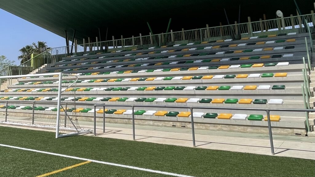 🛠Sustitución completa de 1400 asientos de los 4 graderíos de los campos de fútbol de césped artificial