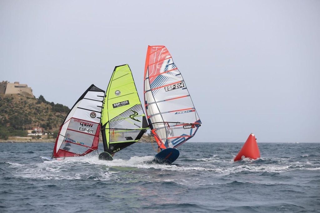 🥇ILYA STEPANOV ORO EN SUB-17 Y 5º EN LA GENERAL EN EL CAMPEONATO DE ESPAÑA DE FUNBOARD Y FOIL SLALOM