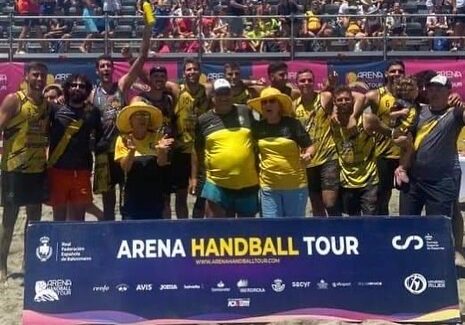 (Español) 👉🏻La afición del Club Rayito Salinero de balonmano playa, premiada por ser la MEJOR AFICIÓN en el ARENA HANDBALL TOUR de Almería.