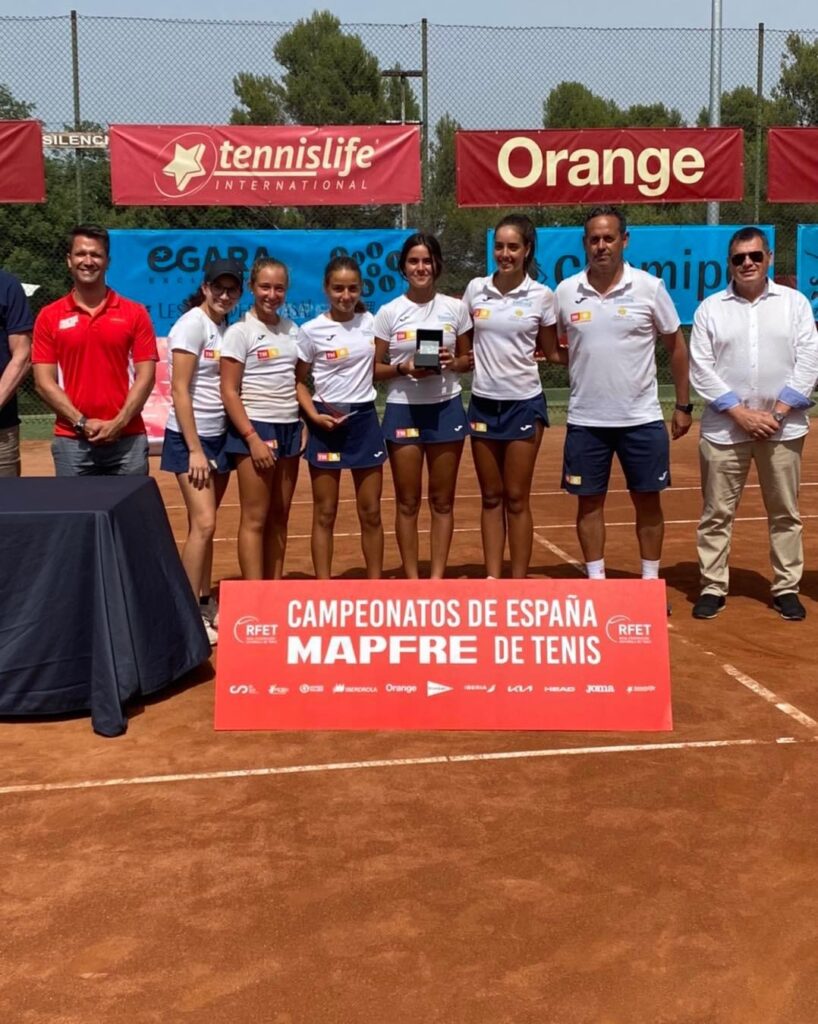 👉🏻🥉El equipo femenino del Club de tenis Torrevieja tercer clasificado del campeonato de 🇪🇸España cadete en el Athletic Tarrasa de Barcelona.👏🏻
