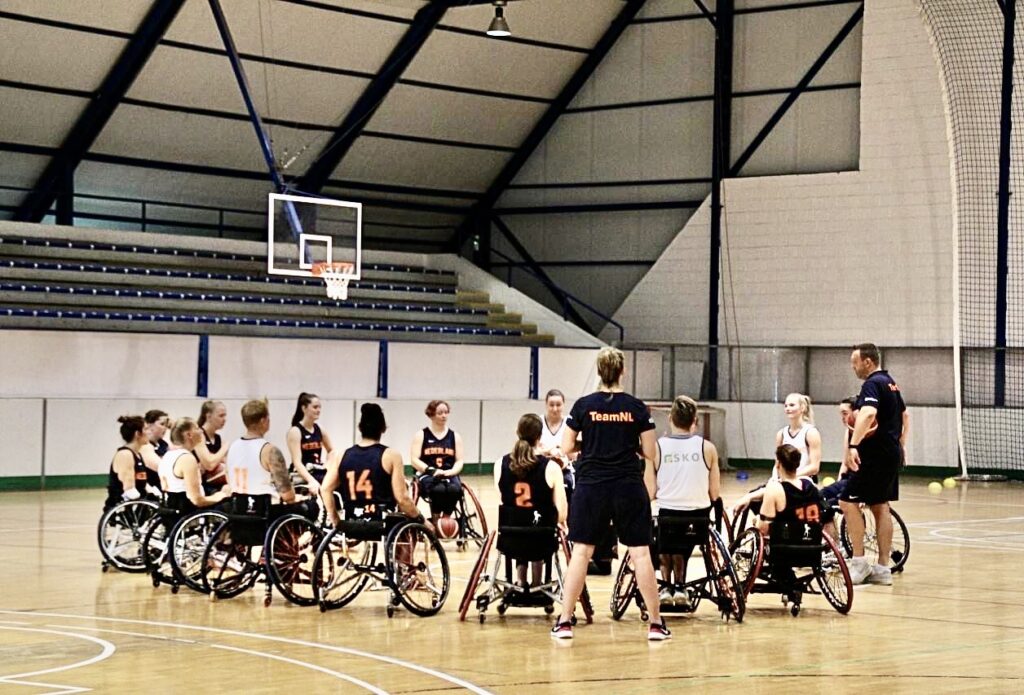 🏀🦽La Selección Paralímpica Femenina de baloncesto de 🇳🇱Holanda elige Torrevieja para preparar su próximo Campeonato del Mundo. 🌏