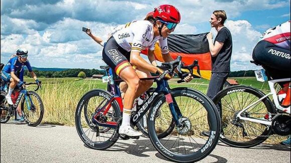 (Español) SANDRA ALONSO PRIMERA ESPAÑOLA EN CRUZAR LA META, EN EL CAMPEONATO EUROPEO DE CICLISMO EN RUTA 2022. (Español) SANDRA ALONSO PRIMERA ESPAÑOLA EN CRUZAR LA META, EN EL CAMPEONATO EUROPEO DE CICLISMO EN RUTA 2022.