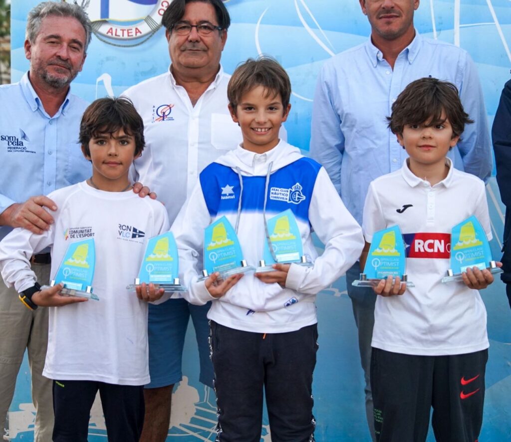 🥇DIEGO HARRIS LIDERA EL OPEN CLASE OPTIMIST B EN EL ALTEA