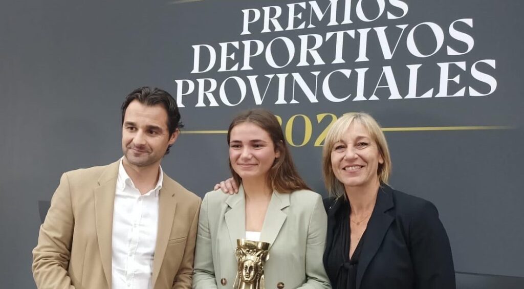 🏆La torrevejense Adriana Castro, recibe el título de Mejor Deportista Promesa de la provincia.👏🏻
