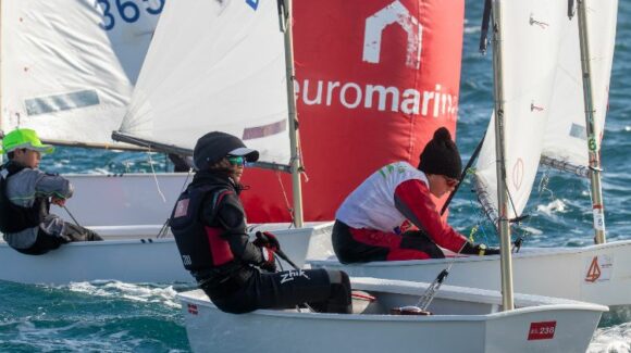 (Español) ⛵️🌬El viento condiciona el estreno de la XV Euromarina Optimist Torrevieja (Español) ⛵️🌬El viento condiciona el estreno de la XV Euromarina Optimist Torrevieja