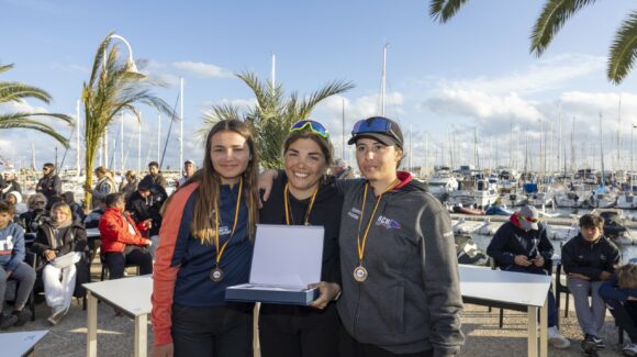 (Español) ⛵️ADRIANA CASTRO SUB 🥇CAMPEONA EN EL 🇪🇸CAMPEONATO DE ESPAÑA SUB 19 Y AINHOA GOMEZ PLATA EN ILCA 4 EN LA SEMANA OLIMPICA (Español) ⛵️ADRIANA CASTRO SUB 🥇CAMPEONA EN EL 🇪🇸CAMPEONATO DE ESPAÑA SUB 19 Y AINHOA GOMEZ PLATA EN ILCA 4 EN LA SEMANA OLIMPICA