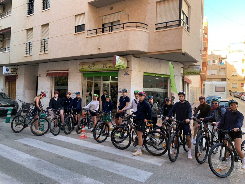 🇩🇰Más de 150 estudiantes escandinavos visitan Torrevieja en campus deportivos y de aventura.