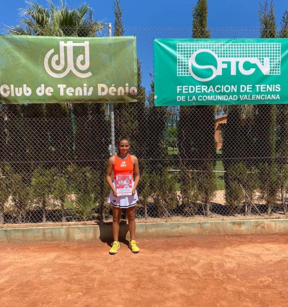 🏆 Charo Esquiva gana el Campeonato de Tenis de la Comunidad Valenciana, en categoría Cadete.