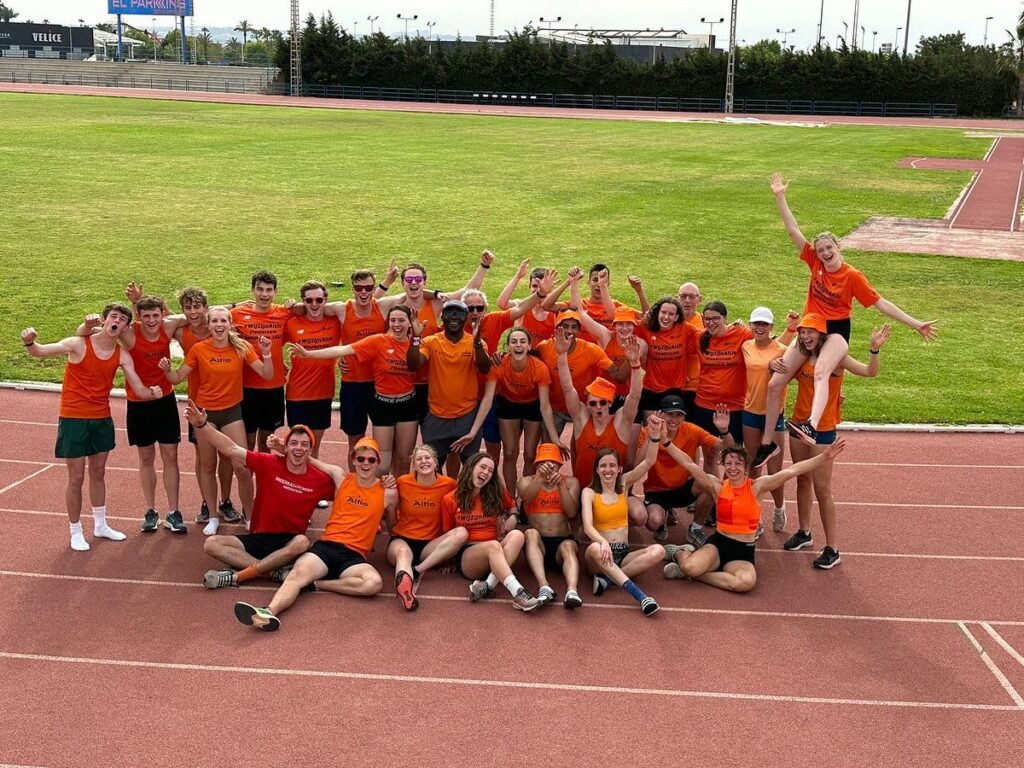 🏃‍♀️🏃‍♂️El equipo de Atletismo Athletics Club Altis vuelve a elegir una vez más a Torrevieja como destino para complementar la preparación de sus Atletas.