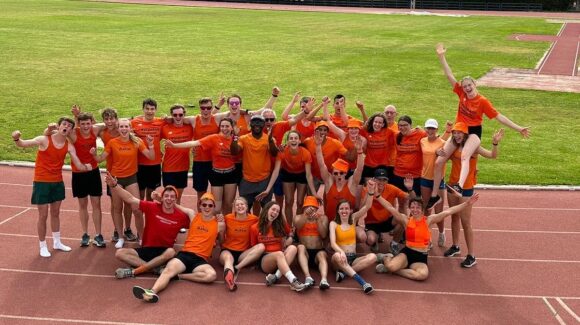 (Español) 🏃‍♀️🏃‍♂️El equipo de Atletismo Athletics Club Altis vuelve a elegir una vez más a Torrevieja como destino para complementar la preparación de sus Atletas.