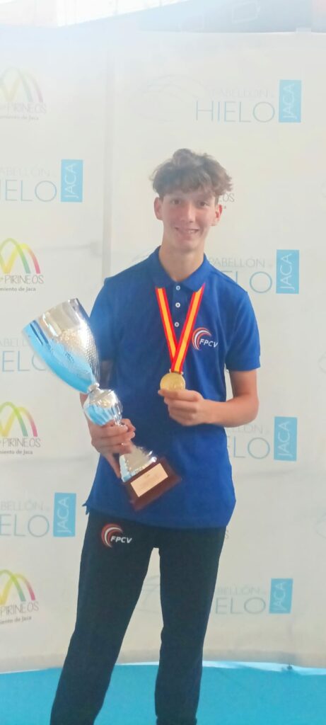 🏒El torrevejense Nehuen Solla 🏆🇪🇸 Campeón de España con la selección valenciana de hockey!!!