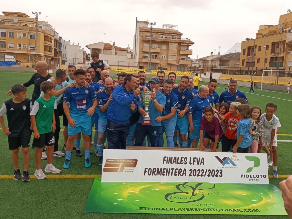 ⚽️El Torrevieja CF Veteranos 🏆Campeones de la Copa de fútbol de Alicante!!👏🏻👏🏻👏🏻