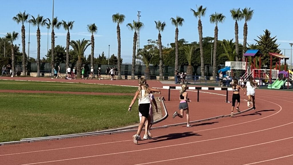 La Escuela Escandinava «Skandinaviska Skolan Costa Blanca», vuelve a realizar su jornada de Atletismo en la Ciudad Deportiva de Torrevieja.