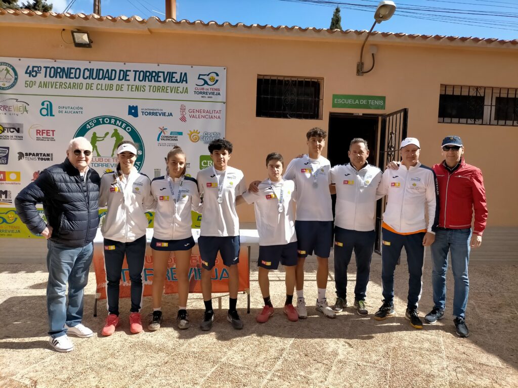El equipo junior del Club de tenis Torrevieja subcampeón de la comunidad valenciana y el equipo cadete a la final