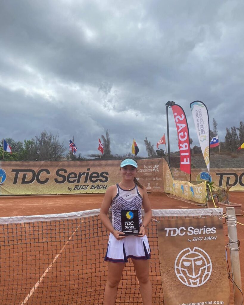 Ana Alcobas del Club de tenis Torrevieja, CAMPEONA del máster nacional del circuito TDC sub-16 y subcampeona del máster nacional del circuito TTK sub-16.