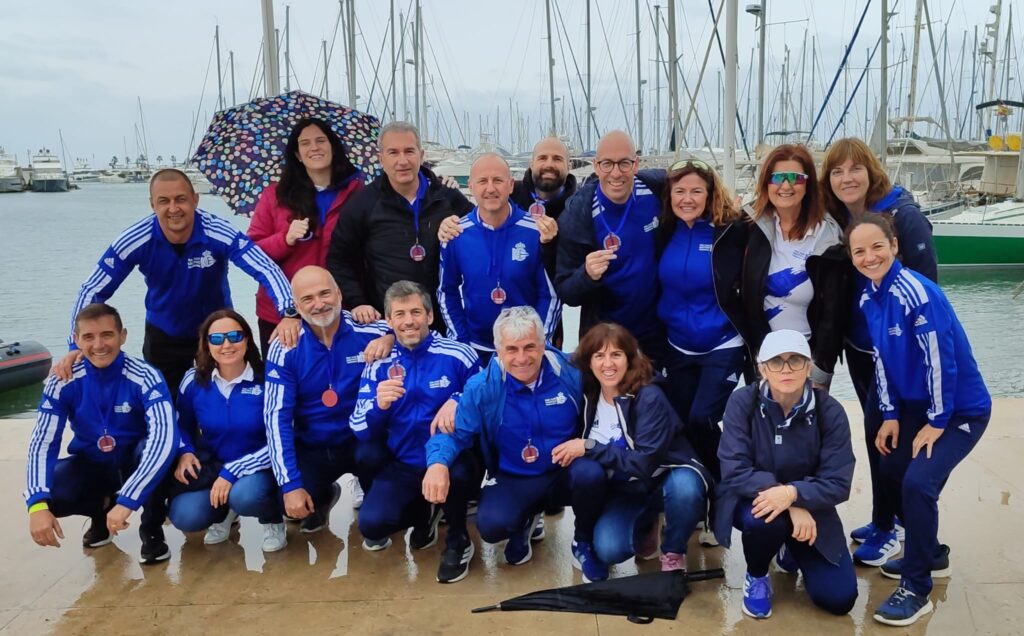 🚣EL EQUIPO DE VETERANOS DEL RCN TORREVIEJA LOGRA LA PLATA EN LA X REGATA DE LA LIGA SUMA DE BANCO FIJO EN DÉNIA