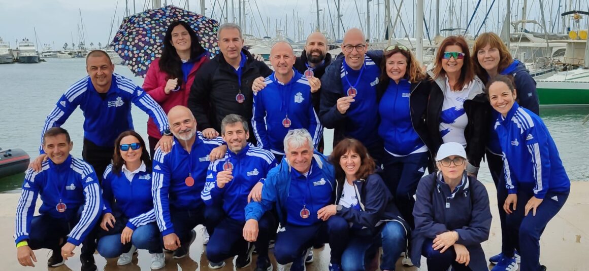 🚣EL EQUIPO DE VETERANOS DEL RCN TORREVIEJA LOGRA LA PLATA EN LA X REGATA DE LA LIGA SUMA DE BANCO FIJO EN DÉNIA