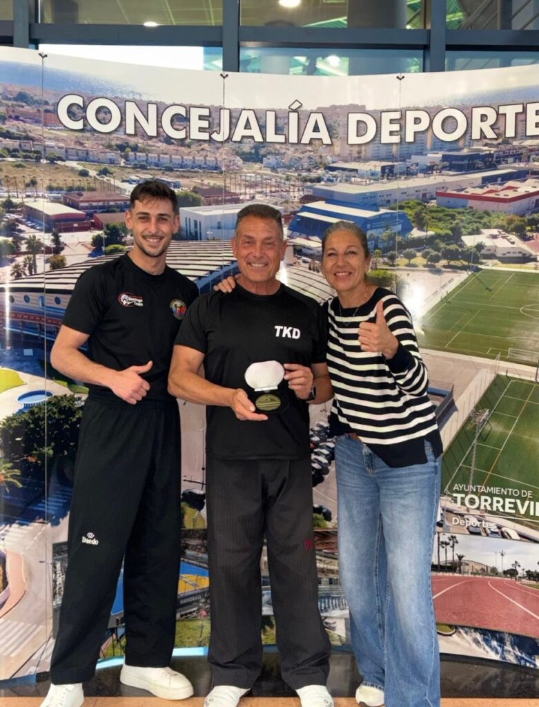MEDALLA DE ORO 🥇 AL MÉRITO DEPORTIVO al MAESTRO del club taekwondo Torrevieja DOMINGO GÓMEZ