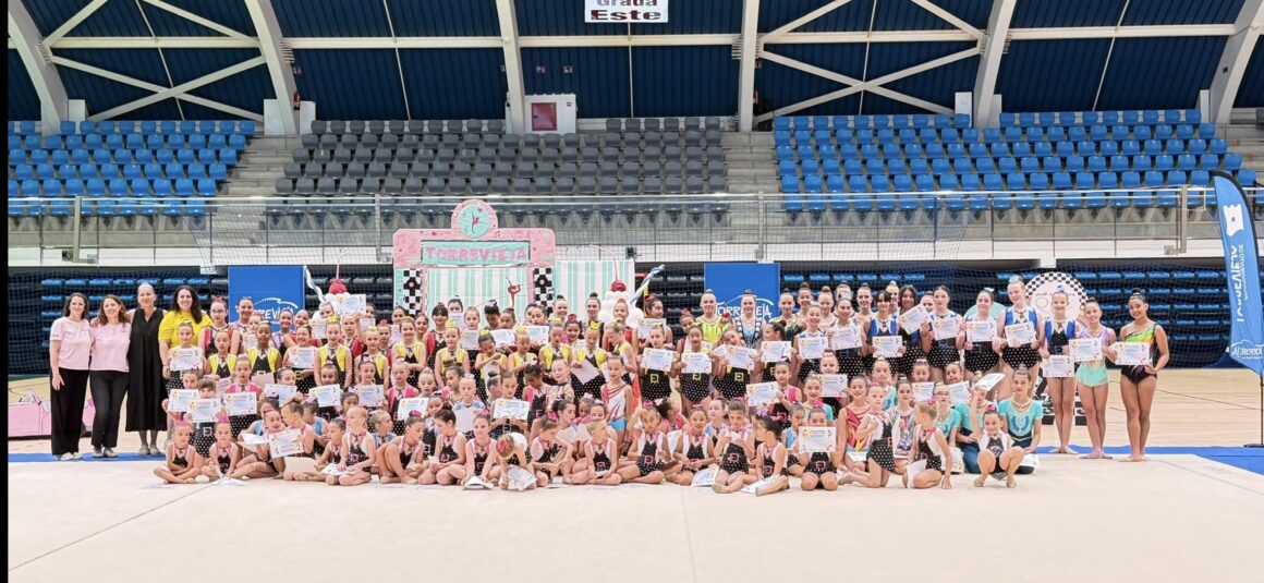 (Español) 🏆La Escuela Municipal de Gimnasia Rítmica de Torrevieja clausura la temporada con una espectacular exhibición