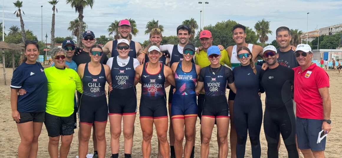 (Español) 🇬🇧🌊 Team GB elige Torrevieja por tercera vez en dos años para su preparación en Beach Sprint 🏆 El equipo británico regresa antes del Campeonato del Mundo en China, mientras Torrevieja continúa atrayendo a equipos y deportistas internacionales de Beach Sprint 📍 TORREVIEJA, ESPAÑA, 6 de octubre de 2026 – Team GB ha regresado a Torrevieja por tercera vez en los últimos dos años, eligiendo nuevamente la ciudad y Beach Sprint Academy (BSA) como base para su preparación en Beach Sprint. 🌍 Esta nueva visita se produce mientras el equipo británico se prepara para el próximo Campeonato del Mundo de Beach Sprint en China y tras una intensa temporada en la que selecciones nacionales y deportistas de distintos países europeos, e incluso de Japón, han viajado hasta Torrevieja para entrenar. 🌊 Uno de los principales atractivos para los equipos internacionales es la variedad de condiciones que ofrece la costa de Torrevieja. 🏃♂️🚣♂️ El Beach Sprint exige que los deportistas sean capaces de adaptarse rápidamente al viento, las olas y el oleaje. Las aguas de Torrevieja permiten a los entrenadores trabajar en condiciones muy diversas y reproducir muchos de los desafíos que sus deportistas pueden encontrarse en competiciones internacionales. 🏙️🏅 Pero el atractivo de Torrevieja va mucho más allá del agua. 🎾 Como ciudad con una fuerte identidad deportiva, Torrevieja ofrece a los equipos visitantes acceso a una gran variedad de deportes e instalaciones fuera del remo. Durante esta última concentración, Team GB incorporó otras actividades, entre ellas el pádel, junto con un intenso programa de entrenamiento de Beach Sprint y remo de mar. 🇬🇧🇪🇸 Deportistas británicos y españoles se enfrentan en Torrevieja 🔥 Uno de los momentos destacados de esta última visita de Team GB fue la oportunidad de entrenar junto a dos de los principales referentes europeos del Beach Sprint, Ander Martín y Esther Briz, quienes también se encuentran ultimando su preparación para el Campeonato del Mundo de Beach Sprint en China. 🏃♂️🌊 Los deportistas británicos y españoles se enfrentaron directamente en carreras de Beach Sprint en Torrevieja, creando un entorno competitivo diseñado para reproducir la intensidad de una competición internacional. 💪 Las sesiones permitieron a los deportistas medirse ante rivales internacionales y exigirse al máximo en los diferentes elementos del Beach Sprint, desde la carrera inicial y la entrada al agua hasta los giros en boya, el paso por las olas y el sprint final en la playa. 🗣️ Eimear McCormack, cofundadora de Beach Sprint Academy, explicó que reunir a deportistas de este nivel forma parte de lo que BSA quiere seguir desarrollando en Torrevieja. 💬 “Estamos enormemente orgullosos de que Team GB haya elegido Torrevieja por tercera vez en dos años. Los equipos internacionales tienen muchas opciones a la hora de decidir dónde entrenar, por lo que el hecho de que decidan regresar dice mucho de su experiencia aquí y de todo lo que Torrevieja puede ofrecer. 💬 “Las condiciones son, evidentemente, una parte fundamental. Los deportistas de Beach Sprint tienen que saber adaptarse porque nunca se sabe exactamente qué condiciones se van a encontrar el día de la competición. Torrevieja nos permite entrenar en una gran variedad de condiciones de mar. 💬 “Pero también se trata de todo lo que ofrece la ciudad. Torrevieja es una ciudad del deporte. Los equipos pueden venir para realizar una concentración intensiva de remo y, al mismo tiempo, tener acceso a muchas otras actividades e instalaciones deportivas. Esto nos permite ofrecer un entorno de entrenamiento muy completo.” 🌍 McCormack destacó también el valor de que los deportistas británicos y españoles pudieran entrenar juntos antes de viajar a China. 💬 “Ver a los deportistas de Team GB enfrentarse a Ander y Esther ha sido fantástico. Todos se están preparando para el mismo Campeonato del Mundo y tener a deportistas de ese nivel a tu lado durante los entrenamientos hace que, de forma natural, todos eleven su nivel. 💬 “Ese es precisamente el tipo de entorno que queremos crear aquí. Deportistas de diferentes países pueden venir a Torrevieja, entrenar juntos, competir entre ellos y, en definitiva, ayudarse mutuamente a ser mejores.” 🌍 Torrevieja atrae a deportistas internacionales 🚣♂️ BSA ha recibido a la selección nacional de Dinamarca, deportistas de Polonia, así como a varios remeros de clubes de Irlanda que han viajado a Torrevieja para entrenar. 🇯🇵 Team Japan también regresó a la ciudad por segundo año consecutivo, recorriendo miles de kilómetros para volver a elegir Torrevieja como una de sus bases de preparación para el Beach Sprint. 🌎 En conjunto, estas visitas han traído esta temporada a Beach Sprint Academy deportistas de Gran Bretaña, Dinamarca, Polonia, Japón e Irlanda. 👏 Para McCormack, el hecho de que los equipos no solo viajen a Torrevieja, sino que además decidan regresar, tiene un significado especial. 💬 “Esta temporada hemos recibido a deportistas de Gran Bretaña, Dinamarca, Polonia, Japón e Irlanda, algo fantástico para Beach Sprint Academy, pero también para Torrevieja. 💬 “Lo que resulta especialmente positivo es que estamos viendo cómo los equipos vuelven. Team Japan regresó por segundo año consecutivo y Team GB ya ha elegido Torrevieja tres veces en dos años. 💬 “Cuando deportistas y entrenadores están dispuestos a recorrer distancias tan grandes para entrenar aquí y después deciden volver, probablemente sea el mejor reconocimiento que podemos recibir.” 🏆🌍 La visión de crear un destino de referencia mundial para el Beach Sprint 🌊 Beach Sprint Academy fue fundada en Torrevieja por Ander Martín y Eimear McCormack, con la visión compartida de crear un destino de referencia mundial para el entrenamiento de Beach Sprint, donde deportistas y equipos de todo el mundo pudieran disponer de las condiciones, el material, las instalaciones y el apoyo necesarios para prepararse al más alto nivel. 📈 El creciente número de deportistas internacionales que eligen Torrevieja y, especialmente, el número de equipos que están repitiendo su visita, demuestra que aquella visión empieza a convertirse en una realidad. 💬 “Cuando Ander y yo creamos Beach Sprint Academy, nuestra visión era crear un lugar al que los mejores deportistas de Beach Sprint del mundo realmente quisieran venir a entrenar”, señaló McCormack. 💬 “Sabíamos que Torrevieja tenía todos los ingredientes. Tenemos el mar, las playas, el clima y una ciudad que vive y apuesta por el deporte. Nuestro trabajo consistía en unir todos esos elementos y crear el entorno adecuado alrededor de ellos. 💬 “Ver ahora a selecciones nacionales y deportistas procedentes de Gran Bretaña, Dinamarca, Polonia, Japón e Irlanda, y comprobar que algunos equipos regresan año tras año, es enormemente gratificante. Seguimos creciendo, pero demuestra que la visión que teníamos para Beach Sprint Academy y para Torrevieja como destino internacional de entrenamiento de Beach Sprint se está convirtiendo en una realidad.” 🇨🇳🏆 Con el Campeonato del Mundo de Beach Sprint en China cada vez más cerca, los deportistas británicos y españoles que han entrenado juntos en Torrevieja pronto volverán a encontrarse en la playa, esta vez representando a sus respectivos países en el escenario mundial. 💙🏙️ Para Torrevieja, la tercera visita de Team GB en dos años, junto con el regreso de otros equipos y el creciente interés de deportistas internacionales, supone una nueva muestra de la posición que la ciudad está adquiriendo dentro del Beach Sprint internacional. (Español) 🇬🇧🌊 Team GB elige Torrevieja por tercera vez en dos años para su preparación en Beach Sprint 🏆 El equipo británico regresa antes del Campeonato del Mundo en China, mientras Torrevieja continúa atrayendo a equipos y deportistas internacionales de Beach Sprint 📍 TORREVIEJA, ESPAÑA, 6 de octubre de 2026 – Team GB ha regresado a Torrevieja por tercera vez en los últimos dos años, eligiendo nuevamente la ciudad y Beach Sprint Academy (BSA) como base para su preparación en Beach Sprint. 🌍 Esta nueva visita se produce mientras el equipo británico se prepara para el próximo Campeonato del Mundo de Beach Sprint en China y tras una intensa temporada en la que selecciones nacionales y deportistas de distintos países europeos, e incluso de Japón, han viajado hasta Torrevieja para entrenar. 🌊 Uno de los principales atractivos para los equipos internacionales es la variedad de condiciones que ofrece la costa de Torrevieja. 🏃♂️🚣♂️ El Beach Sprint exige que los deportistas sean capaces de adaptarse rápidamente al viento, las olas y el oleaje. Las aguas de Torrevieja permiten a los entrenadores trabajar en condiciones muy diversas y reproducir muchos de los desafíos que sus deportistas pueden encontrarse en competiciones internacionales. 🏙️🏅 Pero el atractivo de Torrevieja va mucho más allá del agua. 🎾 Como ciudad con una fuerte identidad deportiva, Torrevieja ofrece a los equipos visitantes acceso a una gran variedad de deportes e instalaciones fuera del remo. Durante esta última concentración, Team GB incorporó otras actividades, entre ellas el pádel, junto con un intenso programa de entrenamiento de Beach Sprint y remo de mar. 🇬🇧🇪🇸 Deportistas británicos y españoles se enfrentan en Torrevieja 🔥 Uno de los momentos destacados de esta última visita de Team GB fue la oportunidad de entrenar junto a dos de los principales referentes europeos del Beach Sprint, Ander Martín y Esther Briz, quienes también se encuentran ultimando su preparación para el Campeonato del Mundo de Beach Sprint en China. 🏃♂️🌊 Los deportistas británicos y españoles se enfrentaron directamente en carreras de Beach Sprint en Torrevieja, creando un entorno competitivo diseñado para reproducir la intensidad de una competición internacional. 💪 Las sesiones permitieron a los deportistas medirse ante rivales internacionales y exigirse al máximo en los diferentes elementos del Beach Sprint, desde la carrera inicial y la entrada al agua hasta los giros en boya, el paso por las olas y el sprint final en la playa. 🗣️ Eimear McCormack, cofundadora de Beach Sprint Academy, explicó que reunir a deportistas de este nivel forma parte de lo que BSA quiere seguir desarrollando en Torrevieja. 💬 “Estamos enormemente orgullosos de que Team GB haya elegido Torrevieja por tercera vez en dos años. Los equipos internacionales tienen muchas opciones a la hora de decidir dónde entrenar, por lo que el hecho de que decidan regresar dice mucho de su experiencia aquí y de todo lo que Torrevieja puede ofrecer. 💬 “Las condiciones son, evidentemente, una parte fundamental. Los deportistas de Beach Sprint tienen que saber adaptarse porque nunca se sabe exactamente qué condiciones se van a encontrar el día de la competición. Torrevieja nos permite entrenar en una gran variedad de condiciones de mar. 💬 “Pero también se trata de todo lo que ofrece la ciudad. Torrevieja es una ciudad del deporte. Los equipos pueden venir para realizar una concentración intensiva de remo y, al mismo tiempo, tener acceso a muchas otras actividades e instalaciones deportivas. Esto nos permite ofrecer un entorno de entrenamiento muy completo.” 🌍 McCormack destacó también el valor de que los deportistas británicos y españoles pudieran entrenar juntos antes de viajar a China. 💬 “Ver a los deportistas de Team GB enfrentarse a Ander y Esther ha sido fantástico. Todos se están preparando para el mismo Campeonato del Mundo y tener a deportistas de ese nivel a tu lado durante los entrenamientos hace que, de forma natural, todos eleven su nivel. 💬 “Ese es precisamente el tipo de entorno que queremos crear aquí. Deportistas de diferentes países pueden venir a Torrevieja, entrenar juntos, competir entre ellos y, en definitiva, ayudarse mutuamente a ser mejores.” 🌍 Torrevieja atrae a deportistas internacionales 🚣♂️ BSA ha recibido a la selección nacional de Dinamarca, deportistas de Polonia, así como a varios remeros de clubes de Irlanda que han viajado a Torrevieja para entrenar. 🇯🇵 Team Japan también regresó a la ciudad por segundo año consecutivo, recorriendo miles de kilómetros para volver a elegir Torrevieja como una de sus bases de preparación para el Beach Sprint. 🌎 En conjunto, estas visitas han traído esta temporada a Beach Sprint Academy deportistas de Gran Bretaña, Dinamarca, Polonia, Japón e Irlanda. 👏 Para McCormack, el hecho de que los equipos no solo viajen a Torrevieja, sino que además decidan regresar, tiene un significado especial. 💬 “Esta temporada hemos recibido a deportistas de Gran Bretaña, Dinamarca, Polonia, Japón e Irlanda, algo fantástico para Beach Sprint Academy, pero también para Torrevieja. 💬 “Lo que resulta especialmente positivo es que estamos viendo cómo los equipos vuelven. Team Japan regresó por segundo año consecutivo y Team GB ya ha elegido Torrevieja tres veces en dos años. 💬 “Cuando deportistas y entrenadores están dispuestos a recorrer distancias tan grandes para entrenar aquí y después deciden volver, probablemente sea el mejor reconocimiento que podemos recibir.” 🏆🌍 La visión de crear un destino de referencia mundial para el Beach Sprint 🌊 Beach Sprint Academy fue fundada en Torrevieja por Ander Martín y Eimear McCormack, con la visión compartida de crear un destino de referencia mundial para el entrenamiento de Beach Sprint, donde deportistas y equipos de todo el mundo pudieran disponer de las condiciones, el material, las instalaciones y el apoyo necesarios para prepararse al más alto nivel. 📈 El creciente número de deportistas internacionales que eligen Torrevieja y, especialmente, el número de equipos que están repitiendo su visita, demuestra que aquella visión empieza a convertirse en una realidad. 💬 “Cuando Ander y yo creamos Beach Sprint Academy, nuestra visión era crear un lugar al que los mejores deportistas de Beach Sprint del mundo realmente quisieran venir a entrenar”, señaló McCormack. 💬 “Sabíamos que Torrevieja tenía todos los ingredientes. Tenemos el mar, las playas, el clima y una ciudad que vive y apuesta por el deporte. Nuestro trabajo consistía en unir todos esos elementos y crear el entorno adecuado alrededor de ellos. 💬 “Ver ahora a selecciones nacionales y deportistas procedentes de Gran Bretaña, Dinamarca, Polonia, Japón e Irlanda, y comprobar que algunos equipos regresan año tras año, es enormemente gratificante. Seguimos creciendo, pero demuestra que la visión que teníamos para Beach Sprint Academy y para Torrevieja como destino internacional de entrenamiento de Beach Sprint se está convirtiendo en una realidad.” 🇨🇳🏆 Con el Campeonato del Mundo de Beach Sprint en China cada vez más cerca, los deportistas británicos y españoles que han entrenado juntos en Torrevieja pronto volverán a encontrarse en la playa, esta vez representando a sus respectivos países en el escenario mundial. 💙🏙️ Para Torrevieja, la tercera visita de Team GB en dos años, junto con el regreso de otros equipos y el creciente interés de deportistas internacionales, supone una nueva muestra de la posición que la ciudad está adquiriendo dentro del Beach Sprint internacional.