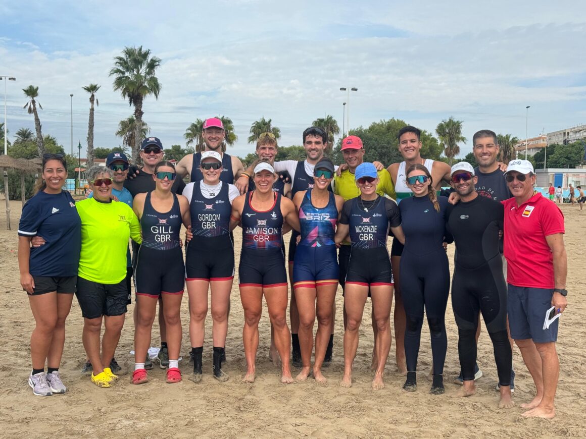 (Español) 🇬🇧🌊 Team GB elige Torrevieja por tercera vez en dos años para su preparación en Beach Sprint 🏆 El equipo británico regresa antes del Campeonato del Mundo en China, mientras Torrevieja continúa atrayendo a equipos y deportistas internacionales de Beach Sprint 📍 TORREVIEJA, ESPAÑA, 6 de octubre de 2026 – Team GB ha regresado a Torrevieja por tercera vez en los últimos dos años, eligiendo nuevamente la ciudad y Beach Sprint Academy (BSA) como base para su preparación en Beach Sprint. 🌍 Esta nueva visita se produce mientras el equipo británico se prepara para el próximo Campeonato del Mundo de Beach Sprint en China y tras una intensa temporada en la que selecciones nacionales y deportistas de distintos países europeos, e incluso de Japón, han viajado hasta Torrevieja para entrenar. 🌊 Uno de los principales atractivos para los equipos internacionales es la variedad de condiciones que ofrece la costa de Torrevieja. 🏃♂️🚣♂️ El Beach Sprint exige que los deportistas sean capaces de adaptarse rápidamente al viento, las olas y el oleaje. Las aguas de Torrevieja permiten a los entrenadores trabajar en condiciones muy diversas y reproducir muchos de los desafíos que sus deportistas pueden encontrarse en competiciones internacionales. 🏙️🏅 Pero el atractivo de Torrevieja va mucho más allá del agua. 🎾 Como ciudad con una fuerte identidad deportiva, Torrevieja ofrece a los equipos visitantes acceso a una gran variedad de deportes e instalaciones fuera del remo. Durante esta última concentración, Team GB incorporó otras actividades, entre ellas el pádel, junto con un intenso programa de entrenamiento de Beach Sprint y remo de mar. 🇬🇧🇪🇸 Deportistas británicos y españoles se enfrentan en Torrevieja 🔥 Uno de los momentos destacados de esta última visita de Team GB fue la oportunidad de entrenar junto a dos de los principales referentes europeos del Beach Sprint, Ander Martín y Esther Briz, quienes también se encuentran ultimando su preparación para el Campeonato del Mundo de Beach Sprint en China. 🏃♂️🌊 Los deportistas británicos y españoles se enfrentaron directamente en carreras de Beach Sprint en Torrevieja, creando un entorno competitivo diseñado para reproducir la intensidad de una competición internacional. 💪 Las sesiones permitieron a los deportistas medirse ante rivales internacionales y exigirse al máximo en los diferentes elementos del Beach Sprint, desde la carrera inicial y la entrada al agua hasta los giros en boya, el paso por las olas y el sprint final en la playa. 🗣️ Eimear McCormack, cofundadora de Beach Sprint Academy, explicó que reunir a deportistas de este nivel forma parte de lo que BSA quiere seguir desarrollando en Torrevieja. 💬 “Estamos enormemente orgullosos de que Team GB haya elegido Torrevieja por tercera vez en dos años. Los equipos internacionales tienen muchas opciones a la hora de decidir dónde entrenar, por lo que el hecho de que decidan regresar dice mucho de su experiencia aquí y de todo lo que Torrevieja puede ofrecer. 💬 “Las condiciones son, evidentemente, una parte fundamental. Los deportistas de Beach Sprint tienen que saber adaptarse porque nunca se sabe exactamente qué condiciones se van a encontrar el día de la competición. Torrevieja nos permite entrenar en una gran variedad de condiciones de mar. 💬 “Pero también se trata de todo lo que ofrece la ciudad. Torrevieja es una ciudad del deporte. Los equipos pueden venir para realizar una concentración intensiva de remo y, al mismo tiempo, tener acceso a muchas otras actividades e instalaciones deportivas. Esto nos permite ofrecer un entorno de entrenamiento muy completo.” 🌍 McCormack destacó también el valor de que los deportistas británicos y españoles pudieran entrenar juntos antes de viajar a China. 💬 “Ver a los deportistas de Team GB enfrentarse a Ander y Esther ha sido fantástico. Todos se están preparando para el mismo Campeonato del Mundo y tener a deportistas de ese nivel a tu lado durante los entrenamientos hace que, de forma natural, todos eleven su nivel. 💬 “Ese es precisamente el tipo de entorno que queremos crear aquí. Deportistas de diferentes países pueden venir a Torrevieja, entrenar juntos, competir entre ellos y, en definitiva, ayudarse mutuamente a ser mejores.” 🌍 Torrevieja atrae a deportistas internacionales 🚣♂️ BSA ha recibido a la selección nacional de Dinamarca, deportistas de Polonia, así como a varios remeros de clubes de Irlanda que han viajado a Torrevieja para entrenar. 🇯🇵 Team Japan también regresó a la ciudad por segundo año consecutivo, recorriendo miles de kilómetros para volver a elegir Torrevieja como una de sus bases de preparación para el Beach Sprint. 🌎 En conjunto, estas visitas han traído esta temporada a Beach Sprint Academy deportistas de Gran Bretaña, Dinamarca, Polonia, Japón e Irlanda. 👏 Para McCormack, el hecho de que los equipos no solo viajen a Torrevieja, sino que además decidan regresar, tiene un significado especial. 💬 “Esta temporada hemos recibido a deportistas de Gran Bretaña, Dinamarca, Polonia, Japón e Irlanda, algo fantástico para Beach Sprint Academy, pero también para Torrevieja. 💬 “Lo que resulta especialmente positivo es que estamos viendo cómo los equipos vuelven. Team Japan regresó por segundo año consecutivo y Team GB ya ha elegido Torrevieja tres veces en dos años. 💬 “Cuando deportistas y entrenadores están dispuestos a recorrer distancias tan grandes para entrenar aquí y después deciden volver, probablemente sea el mejor reconocimiento que podemos recibir.” 🏆🌍 La visión de crear un destino de referencia mundial para el Beach Sprint 🌊 Beach Sprint Academy fue fundada en Torrevieja por Ander Martín y Eimear McCormack, con la visión compartida de crear un destino de referencia mundial para el entrenamiento de Beach Sprint, donde deportistas y equipos de todo el mundo pudieran disponer de las condiciones, el material, las instalaciones y el apoyo necesarios para prepararse al más alto nivel. 📈 El creciente número de deportistas internacionales que eligen Torrevieja y, especialmente, el número de equipos que están repitiendo su visita, demuestra que aquella visión empieza a convertirse en una realidad. 💬 “Cuando Ander y yo creamos Beach Sprint Academy, nuestra visión era crear un lugar al que los mejores deportistas de Beach Sprint del mundo realmente quisieran venir a entrenar”, señaló McCormack. 💬 “Sabíamos que Torrevieja tenía todos los ingredientes. Tenemos el mar, las playas, el clima y una ciudad que vive y apuesta por el deporte. Nuestro trabajo consistía en unir todos esos elementos y crear el entorno adecuado alrededor de ellos. 💬 “Ver ahora a selecciones nacionales y deportistas procedentes de Gran Bretaña, Dinamarca, Polonia, Japón e Irlanda, y comprobar que algunos equipos regresan año tras año, es enormemente gratificante. Seguimos creciendo, pero demuestra que la visión que teníamos para Beach Sprint Academy y para Torrevieja como destino internacional de entrenamiento de Beach Sprint se está convirtiendo en una realidad.” 🇨🇳🏆 Con el Campeonato del Mundo de Beach Sprint en China cada vez más cerca, los deportistas británicos y españoles que han entrenado juntos en Torrevieja pronto volverán a encontrarse en la playa, esta vez representando a sus respectivos países en el escenario mundial. 💙🏙️ Para Torrevieja, la tercera visita de Team GB en dos años, junto con el regreso de otros equipos y el creciente interés de deportistas internacionales, supone una nueva muestra de la posición que la ciudad está adquiriendo dentro del Beach Sprint internacional. (Español) 🇬🇧🌊 Team GB elige Torrevieja por tercera vez en dos años para su preparación en Beach Sprint 🏆 El equipo británico regresa antes del Campeonato del Mundo en China, mientras Torrevieja continúa atrayendo a equipos y deportistas internacionales de Beach Sprint 📍 TORREVIEJA, ESPAÑA, 6 de octubre de 2026 – Team GB ha regresado a Torrevieja por tercera vez en los últimos dos años, eligiendo nuevamente la ciudad y Beach Sprint Academy (BSA) como base para su preparación en Beach Sprint. 🌍 Esta nueva visita se produce mientras el equipo británico se prepara para el próximo Campeonato del Mundo de Beach Sprint en China y tras una intensa temporada en la que selecciones nacionales y deportistas de distintos países europeos, e incluso de Japón, han viajado hasta Torrevieja para entrenar. 🌊 Uno de los principales atractivos para los equipos internacionales es la variedad de condiciones que ofrece la costa de Torrevieja. 🏃♂️🚣♂️ El Beach Sprint exige que los deportistas sean capaces de adaptarse rápidamente al viento, las olas y el oleaje. Las aguas de Torrevieja permiten a los entrenadores trabajar en condiciones muy diversas y reproducir muchos de los desafíos que sus deportistas pueden encontrarse en competiciones internacionales. 🏙️🏅 Pero el atractivo de Torrevieja va mucho más allá del agua. 🎾 Como ciudad con una fuerte identidad deportiva, Torrevieja ofrece a los equipos visitantes acceso a una gran variedad de deportes e instalaciones fuera del remo. Durante esta última concentración, Team GB incorporó otras actividades, entre ellas el pádel, junto con un intenso programa de entrenamiento de Beach Sprint y remo de mar. 🇬🇧🇪🇸 Deportistas británicos y españoles se enfrentan en Torrevieja 🔥 Uno de los momentos destacados de esta última visita de Team GB fue la oportunidad de entrenar junto a dos de los principales referentes europeos del Beach Sprint, Ander Martín y Esther Briz, quienes también se encuentran ultimando su preparación para el Campeonato del Mundo de Beach Sprint en China. 🏃♂️🌊 Los deportistas británicos y españoles se enfrentaron directamente en carreras de Beach Sprint en Torrevieja, creando un entorno competitivo diseñado para reproducir la intensidad de una competición internacional. 💪 Las sesiones permitieron a los deportistas medirse ante rivales internacionales y exigirse al máximo en los diferentes elementos del Beach Sprint, desde la carrera inicial y la entrada al agua hasta los giros en boya, el paso por las olas y el sprint final en la playa. 🗣️ Eimear McCormack, cofundadora de Beach Sprint Academy, explicó que reunir a deportistas de este nivel forma parte de lo que BSA quiere seguir desarrollando en Torrevieja. 💬 “Estamos enormemente orgullosos de que Team GB haya elegido Torrevieja por tercera vez en dos años. Los equipos internacionales tienen muchas opciones a la hora de decidir dónde entrenar, por lo que el hecho de que decidan regresar dice mucho de su experiencia aquí y de todo lo que Torrevieja puede ofrecer. 💬 “Las condiciones son, evidentemente, una parte fundamental. Los deportistas de Beach Sprint tienen que saber adaptarse porque nunca se sabe exactamente qué condiciones se van a encontrar el día de la competición. Torrevieja nos permite entrenar en una gran variedad de condiciones de mar. 💬 “Pero también se trata de todo lo que ofrece la ciudad. Torrevieja es una ciudad del deporte. Los equipos pueden venir para realizar una concentración intensiva de remo y, al mismo tiempo, tener acceso a muchas otras actividades e instalaciones deportivas. Esto nos permite ofrecer un entorno de entrenamiento muy completo.” 🌍 McCormack destacó también el valor de que los deportistas británicos y españoles pudieran entrenar juntos antes de viajar a China. 💬 “Ver a los deportistas de Team GB enfrentarse a Ander y Esther ha sido fantástico. Todos se están preparando para el mismo Campeonato del Mundo y tener a deportistas de ese nivel a tu lado durante los entrenamientos hace que, de forma natural, todos eleven su nivel. 💬 “Ese es precisamente el tipo de entorno que queremos crear aquí. Deportistas de diferentes países pueden venir a Torrevieja, entrenar juntos, competir entre ellos y, en definitiva, ayudarse mutuamente a ser mejores.” 🌍 Torrevieja atrae a deportistas internacionales 🚣♂️ BSA ha recibido a la selección nacional de Dinamarca, deportistas de Polonia, así como a varios remeros de clubes de Irlanda que han viajado a Torrevieja para entrenar. 🇯🇵 Team Japan también regresó a la ciudad por segundo año consecutivo, recorriendo miles de kilómetros para volver a elegir Torrevieja como una de sus bases de preparación para el Beach Sprint. 🌎 En conjunto, estas visitas han traído esta temporada a Beach Sprint Academy deportistas de Gran Bretaña, Dinamarca, Polonia, Japón e Irlanda. 👏 Para McCormack, el hecho de que los equipos no solo viajen a Torrevieja, sino que además decidan regresar, tiene un significado especial. 💬 “Esta temporada hemos recibido a deportistas de Gran Bretaña, Dinamarca, Polonia, Japón e Irlanda, algo fantástico para Beach Sprint Academy, pero también para Torrevieja. 💬 “Lo que resulta especialmente positivo es que estamos viendo cómo los equipos vuelven. Team Japan regresó por segundo año consecutivo y Team GB ya ha elegido Torrevieja tres veces en dos años. 💬 “Cuando deportistas y entrenadores están dispuestos a recorrer distancias tan grandes para entrenar aquí y después deciden volver, probablemente sea el mejor reconocimiento que podemos recibir.” 🏆🌍 La visión de crear un destino de referencia mundial para el Beach Sprint 🌊 Beach Sprint Academy fue fundada en Torrevieja por Ander Martín y Eimear McCormack, con la visión compartida de crear un destino de referencia mundial para el entrenamiento de Beach Sprint, donde deportistas y equipos de todo el mundo pudieran disponer de las condiciones, el material, las instalaciones y el apoyo necesarios para prepararse al más alto nivel. 📈 El creciente número de deportistas internacionales que eligen Torrevieja y, especialmente, el número de equipos que están repitiendo su visita, demuestra que aquella visión empieza a convertirse en una realidad. 💬 “Cuando Ander y yo creamos Beach Sprint Academy, nuestra visión era crear un lugar al que los mejores deportistas de Beach Sprint del mundo realmente quisieran venir a entrenar”, señaló McCormack. 💬 “Sabíamos que Torrevieja tenía todos los ingredientes. Tenemos el mar, las playas, el clima y una ciudad que vive y apuesta por el deporte. Nuestro trabajo consistía en unir todos esos elementos y crear el entorno adecuado alrededor de ellos. 💬 “Ver ahora a selecciones nacionales y deportistas procedentes de Gran Bretaña, Dinamarca, Polonia, Japón e Irlanda, y comprobar que algunos equipos regresan año tras año, es enormemente gratificante. Seguimos creciendo, pero demuestra que la visión que teníamos para Beach Sprint Academy y para Torrevieja como destino internacional de entrenamiento de Beach Sprint se está convirtiendo en una realidad.” 🇨🇳🏆 Con el Campeonato del Mundo de Beach Sprint en China cada vez más cerca, los deportistas británicos y españoles que han entrenado juntos en Torrevieja pronto volverán a encontrarse en la playa, esta vez representando a sus respectivos países en el escenario mundial. 💙🏙️ Para Torrevieja, la tercera visita de Team GB en dos años, junto con el regreso de otros equipos y el creciente interés de deportistas internacionales, supone una nueva muestra de la posición que la ciudad está adquiriendo dentro del Beach Sprint internacional.