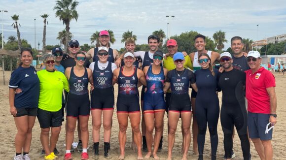 🇬🇧🌊 Team GB elige Torrevieja por tercera vez en dos años para su preparación en Beach Sprint  🏆 El equipo británico regresa antes del Campeonato del Mundo en China, mientras Torrevieja continúa atrayendo a equipos y deportistas internacionales de Beach Sprint  📍 TORREVIEJA, ESPAÑA, 6 de octubre de 2026 – Team GB ha regresado a Torrevieja por tercera vez en los últimos dos años, eligiendo nuevamente la ciudad y Beach Sprint Academy (BSA) como base para su preparación en Beach Sprint.  🌍 Esta nueva visita se produce mientras el equipo británico se prepara para el próximo Campeonato del Mundo de Beach Sprint en China y tras una intensa temporada en la que selecciones nacionales y deportistas de distintos países europeos, e incluso de Japón, han viajado hasta Torrevieja para entrenar.  🌊 Uno de los principales atractivos para los equipos internacionales es la variedad de condiciones que ofrece la costa de Torrevieja.  🏃‍♂️🚣‍♂️ El Beach Sprint exige que los deportistas sean capaces de adaptarse rápidamente al viento, las olas y el oleaje. Las aguas de Torrevieja permiten a los entrenadores trabajar en condiciones muy diversas y reproducir muchos de los desafíos que sus deportistas pueden encontrarse en competiciones internacionales.  🏙️🏅 Pero el atractivo de Torrevieja va mucho más allá del agua.  🎾 Como ciudad con una fuerte identidad deportiva, Torrevieja ofrece a los equipos visitantes acceso a una gran variedad de deportes e instalaciones fuera del remo. Durante esta última concentración, Team GB incorporó otras actividades, entre ellas el pádel, junto con un intenso programa de entrenamiento de Beach Sprint y remo de mar.  🇬🇧🇪🇸 Deportistas británicos y españoles se enfrentan en Torrevieja  🔥 Uno de los momentos destacados de esta última visita de Team GB fue la oportunidad de entrenar junto a dos de los principales referentes europeos del Beach Sprint, Ander Martín y Esther Briz, quienes también se encuentran ultimando su preparación para el Campeonato del Mundo de Beach Sprint en China.  🏃‍♂️🌊 Los deportistas británicos y españoles se enfrentaron directamente en carreras de Beach Sprint en Torrevieja, creando un entorno competitivo diseñado para reproducir la intensidad de una competición internacional.  💪 Las sesiones permitieron a los deportistas medirse ante rivales internacionales y exigirse al máximo en los diferentes elementos del Beach Sprint, desde la carrera inicial y la entrada al agua hasta los giros en boya, el paso por las olas y el sprint final en la playa.  🗣️ Eimear McCormack, cofundadora de Beach Sprint Academy, explicó que reunir a deportistas de este nivel forma parte de lo que BSA quiere seguir desarrollando en Torrevieja.  💬 “Estamos enormemente orgullosos de que Team GB haya elegido Torrevieja por tercera vez en dos años. Los equipos internacionales tienen muchas opciones a la hora de decidir dónde entrenar, por lo que el hecho de que decidan regresar dice mucho de su experiencia aquí y de todo lo que Torrevieja puede ofrecer.  💬 “Las condiciones son, evidentemente, una parte fundamental. Los deportistas de Beach Sprint tienen que saber adaptarse porque nunca se sabe exactamente qué condiciones se van a encontrar el día de la competición. Torrevieja nos permite entrenar en una gran variedad de condiciones de mar.  💬 “Pero también se trata de todo lo que ofrece la ciudad. Torrevieja es una ciudad del deporte. Los equipos pueden venir para realizar una concentración intensiva de remo y, al mismo tiempo, tener acceso a muchas otras actividades e instalaciones deportivas. Esto nos permite ofrecer un entorno de entrenamiento muy completo.”  🌍 McCormack destacó también el valor de que los deportistas británicos y españoles pudieran entrenar juntos antes de viajar a China.  💬 “Ver a los deportistas de Team GB enfrentarse a Ander y Esther ha sido fantástico. Todos se están preparando para el mismo Campeonato del Mundo y tener a deportistas de ese nivel a tu lado durante los entrenamientos hace que, de forma natural, todos eleven su nivel.  💬 “Ese es precisamente el tipo de entorno que queremos crear aquí. Deportistas de diferentes países pueden venir a Torrevieja, entrenar juntos, competir entre ellos y, en definitiva, ayudarse mutuamente a ser mejores.”  🌍 Torrevieja atrae a deportistas internacionales  🚣‍♂️ BSA ha recibido a la selección nacional de Dinamarca, deportistas de Polonia, así como a varios remeros de clubes de Irlanda que han viajado a Torrevieja para entrenar.  🇯🇵 Team Japan también regresó a la ciudad por segundo año consecutivo, recorriendo miles de kilómetros para volver a elegir Torrevieja como una de sus bases de preparación para el Beach Sprint.  🌎 En conjunto, estas visitas han traído esta temporada a Beach Sprint Academy deportistas de Gran Bretaña, Dinamarca, Polonia, Japón e Irlanda.  👏 Para McCormack, el hecho de que los equipos no solo viajen a Torrevieja, sino que además decidan regresar, tiene un significado especial.  💬 “Esta temporada hemos recibido a deportistas de Gran Bretaña, Dinamarca, Polonia, Japón e Irlanda, algo fantástico para Beach Sprint Academy, pero también para Torrevieja.  💬 “Lo que resulta especialmente positivo es que estamos viendo cómo los equipos vuelven. Team Japan regresó por segundo año consecutivo y Team GB ya ha elegido Torrevieja tres veces en dos años.  💬 “Cuando deportistas y entrenadores están dispuestos a recorrer distancias tan grandes para entrenar aquí y después deciden volver, probablemente sea el mejor reconocimiento que podemos recibir.”  🏆🌍 La visión de crear un destino de referencia mundial para el Beach Sprint  🌊 Beach Sprint Academy fue fundada en Torrevieja por Ander Martín y Eimear McCormack, con la visión compartida de crear un destino de referencia mundial para el entrenamiento de Beach Sprint, donde deportistas y equipos de todo el mundo pudieran disponer de las condiciones, el material, las instalaciones y el apoyo necesarios para prepararse al más alto nivel.  📈 El creciente número de deportistas internacionales que eligen Torrevieja y, especialmente, el número de equipos que están repitiendo su visita, demuestra que aquella visión empieza a convertirse en una realidad.  💬 “Cuando Ander y yo creamos Beach Sprint Academy, nuestra visión era crear un lugar al que los mejores deportistas de Beach Sprint del mundo realmente quisieran venir a entrenar”, señaló McCormack.  💬 “Sabíamos que Torrevieja tenía todos los ingredientes. Tenemos el mar, las playas, el clima y una ciudad que vive y apuesta por el deporte. Nuestro trabajo consistía en unir todos esos elementos y crear el entorno adecuado alrededor de ellos.  💬 “Ver ahora a selecciones nacionales y deportistas procedentes de Gran Bretaña, Dinamarca, Polonia, Japón e Irlanda, y comprobar que algunos equipos regresan año tras año, es enormemente gratificante. Seguimos creciendo, pero demuestra que la visión que teníamos para Beach Sprint Academy y para Torrevieja como destino internacional de entrenamiento de Beach Sprint se está convirtiendo en una realidad.”  🇨🇳🏆 Con el Campeonato del Mundo de Beach Sprint en China cada vez más cerca, los deportistas británicos y españoles que han entrenado juntos en Torrevieja pronto volverán a encontrarse en la playa, esta vez representando a sus respectivos países en el escenario mundial.  💙🏙️ Para Torrevieja, la tercera visita de Team GB en dos años, junto con el regreso de otros equipos y el creciente interés de deportistas internacionales, supone una nueva muestra de la posición que la ciudad está adquiriendo dentro del Beach Sprint internacional.